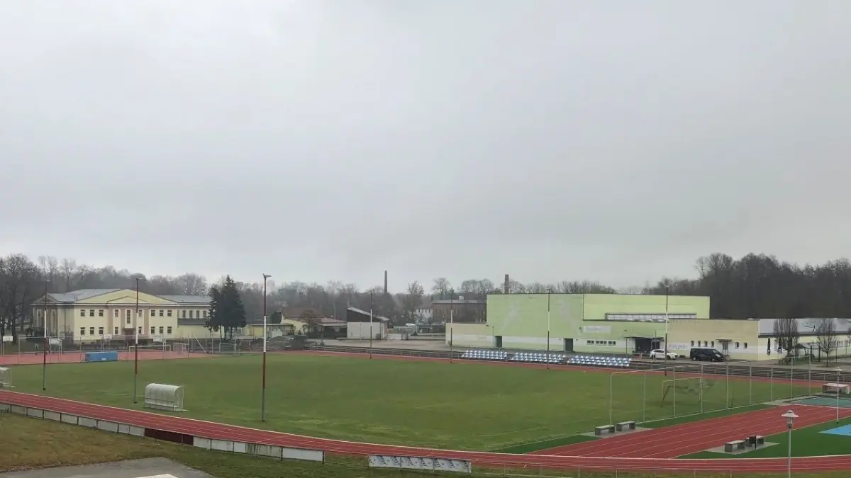 Das Beeskower Sport- und Freizeitzentrum verfügt nicht nur über Sporthallen, Kegel- und Bowlingbahnen, Laufbahn und Fußballplätze. Es gibt auch viele Leichtathletikanlagen und einen Rodelberg, von dem aus dieses Bild entstand.
Ein Blick auf das Beeskower Sport- und Freizeitzentrum. Das soll künftig möglichst unabhängig von Energielieferungen werden. Selbst das Flutlicht könnte durch Photovoltaikstrom den Platz erhellen.