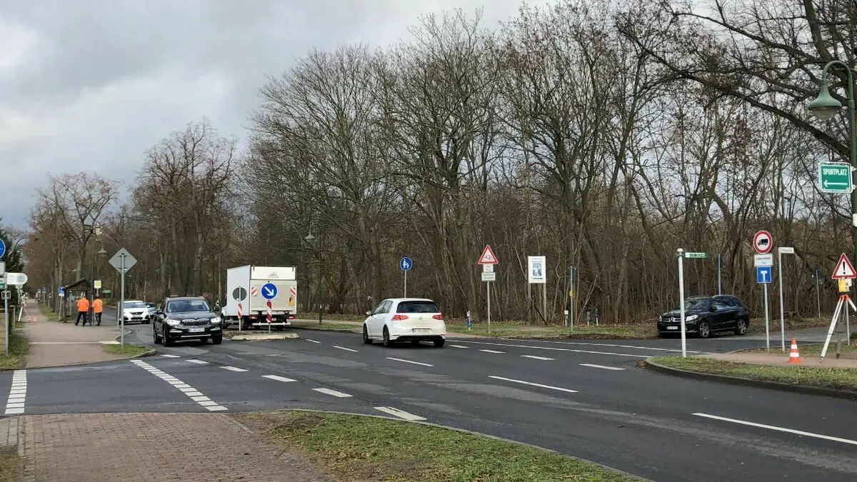 An der Lindenberger Straße/Ulmenallee soll das Gymnasium errichtet werden, die Turnhalle entsteht in größerer Entfernung am Gelände des Sportvereins 1908 „Rot-Weiß“ Ahrensfelde.
Lindenberger Straße in Ahrensfelde