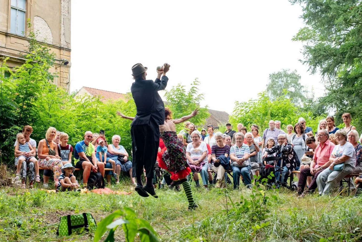 Schwungvoll: Myrtille & Benoit gehören zum Festival der kleinen Gesten, das am Sonnabend in Finowfurt zu erleben war. Nun ziehen die Künstler weiter.
