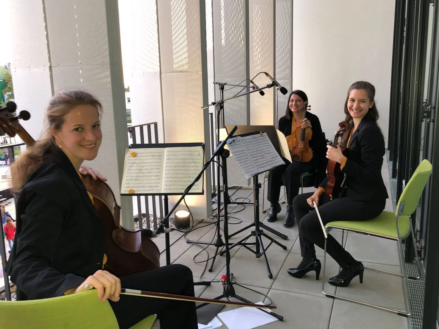 Das Streichtrio Kaleidoton spielte von der Galerie des neuen Rathauses: Laura-Marlene Gick (Violoncello), Katie Hunt (Bratsche) und Alessia Laurora (Violine) verzauberten mit einem Lied aus Charlie Chaplins Film „Monsieur Verdoux“, dem vierten Satz aus einem Divertimento von Mozart und „Oblivion“ von Astor Piazzolla.