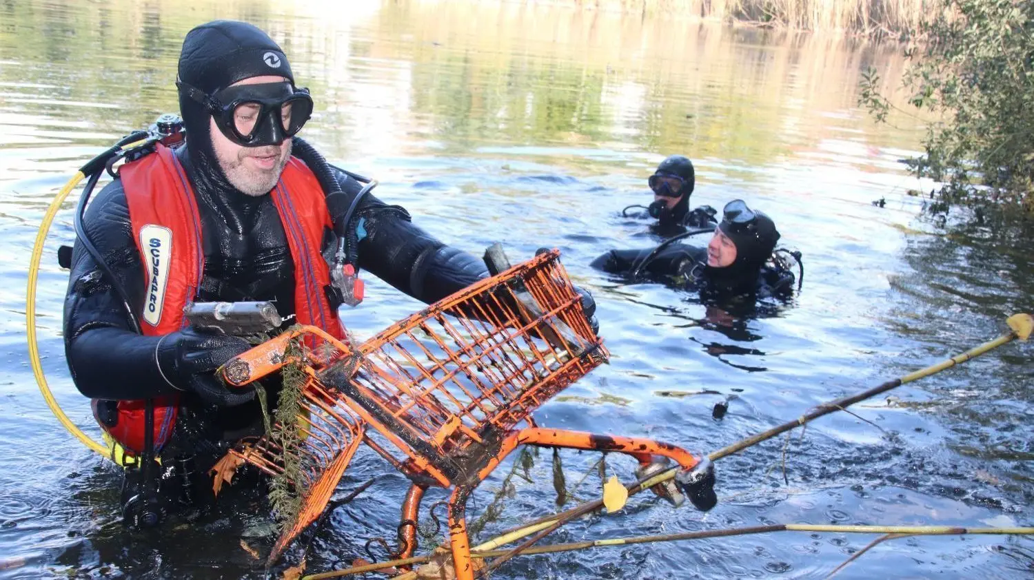 Im Oktober 2020 räumten Taucher aus Oranienburg auf: Sie fischten zahlreichen Schutt, Autoreifen und auch Einkaufswagen aus dem See.