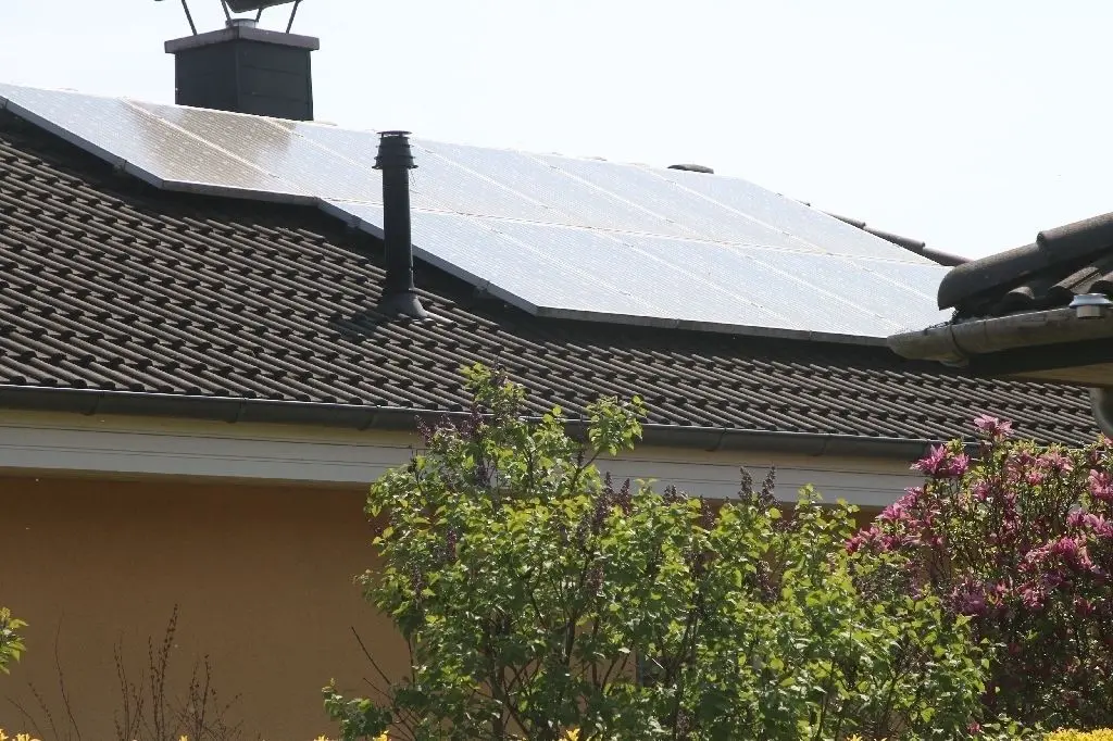 Unerwartete Corona-Folge: Weil die Interessenten offenkundig mehr Zeit haben, sich in Ruhe zu informieren, verkaufen die Stadtwerke Bernau deutlich mehr Photovoltaik-Anlagen als normal. Hier sind die Kollektoren auf einem auf einem Einfamilienhaus in Bernau zu sehen.