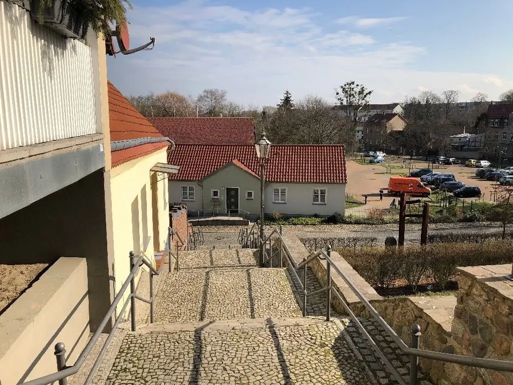 Auf den Spuren der jüdischen Vergangenheit Bad Freienwaldes mit Reinahrd Schmook. Neben der Judentreppe erinnert die Gedenkstätte an ehemaliger Stelle der Synagoge.