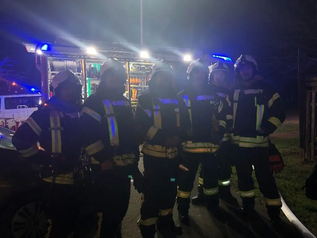 Einsatz am Silvesterabend: Etwa 60 Feuerwehrleute eilten nach Hennigsdorf.