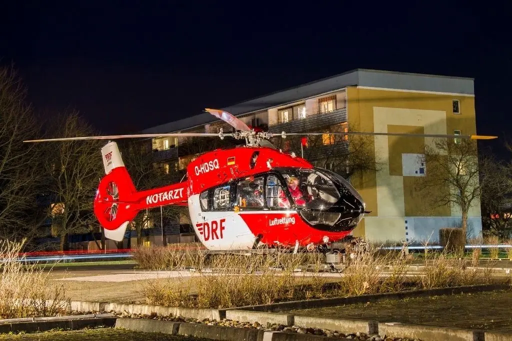 Provisorium: Auf dem Parkplatz des Uckermark Klinikums müssen zurzeit die Rettungshubschrauber landen, wenn sie Patienten einliefern. Spätestens im September soll der neue Landeplatz direkt an der neuen Zentralen Notaufnahme fertig gestellt sein.