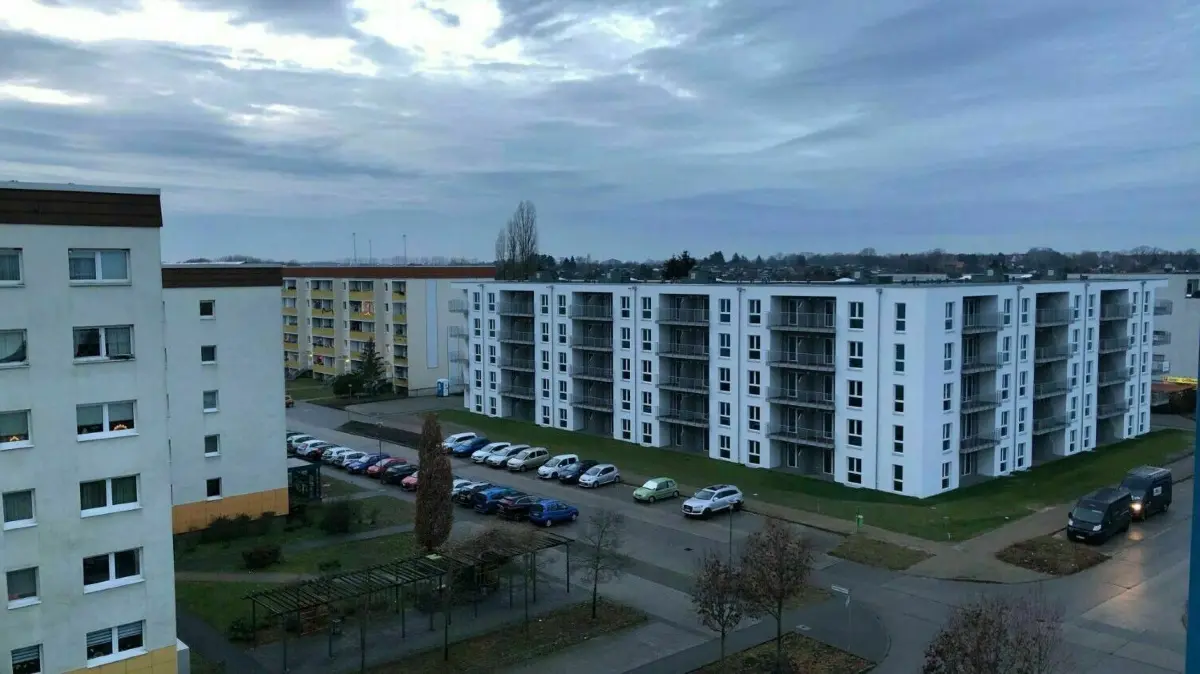 In jüngster Vergangenheit wurden in Velten eher kleinere Bauvorhaben umgesetzt. Dazu zählt dieser Neubau an der Robert-Blumenfeld-Straße. Geklotzt statt gekleckert werden soll künftig auf der bisherigen Brachfläche zwischen Nauener Straße und Bahnhof.
Velten-Süd Wohngebiet Velten Dezember 2022