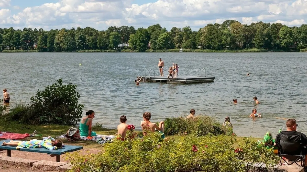 Badespaß im Großen Müllroser See: An warmen Sommertagen ist das Freibad gut besucht. Doch wie ist es um die Sicherheit der Badegäste bestellt? (Archivbild)
Muellrose, 16.07.2023 - Grßer Muellroser See