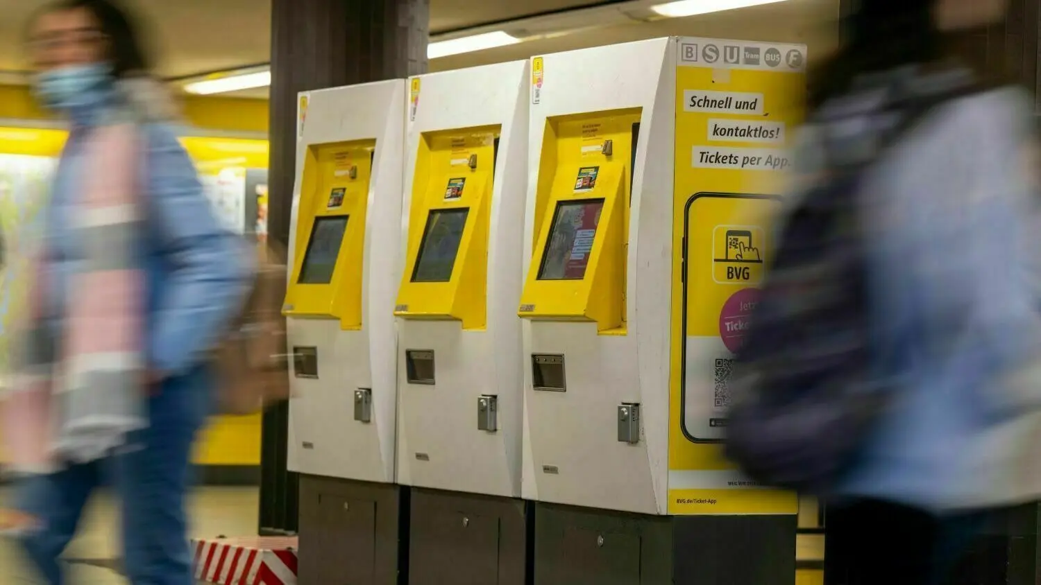 Passanten gehen an den Ticketautomaten der BVG am Bahnhof Zoologischer Garten vorbei. An den Fahrkartenautomaten ist ein 49-Euro-Ticket nicht zu haben.