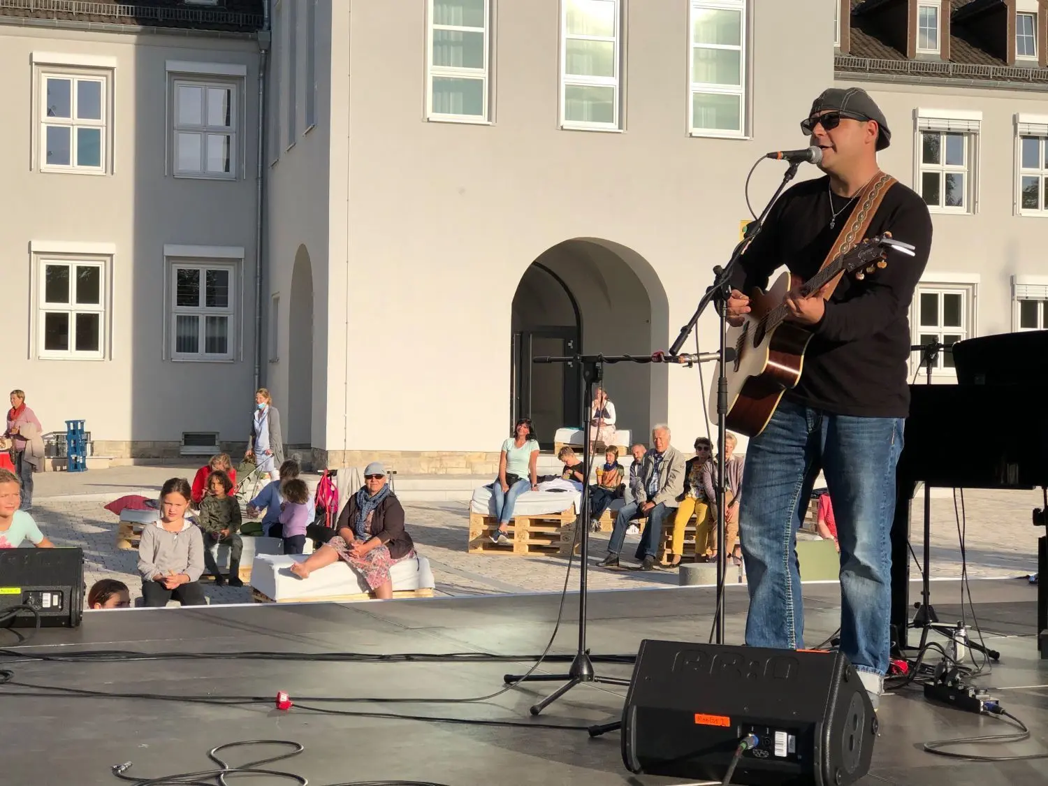 Nachdenkliche Songs sang Dagobert Weiß mit rauer Stimme zur Gitarre. Genauso ans Herz rührten aber seine Lieder am Klavier.