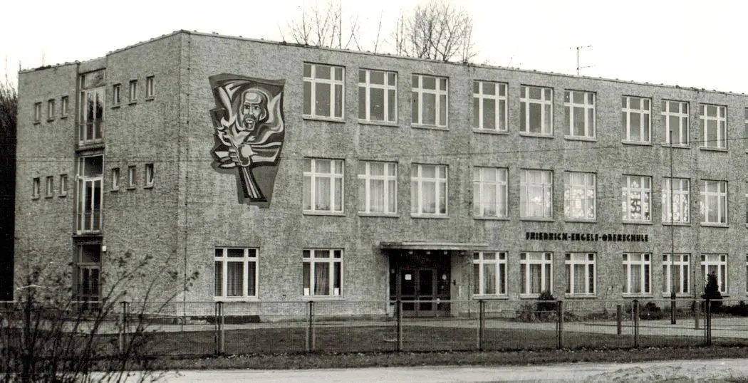 Blick in die Vergangenheit: Ein historisches Foto zeigt die Friedrich-Engels-Oberschule, die als POS 1974 eingeweiht wurde.