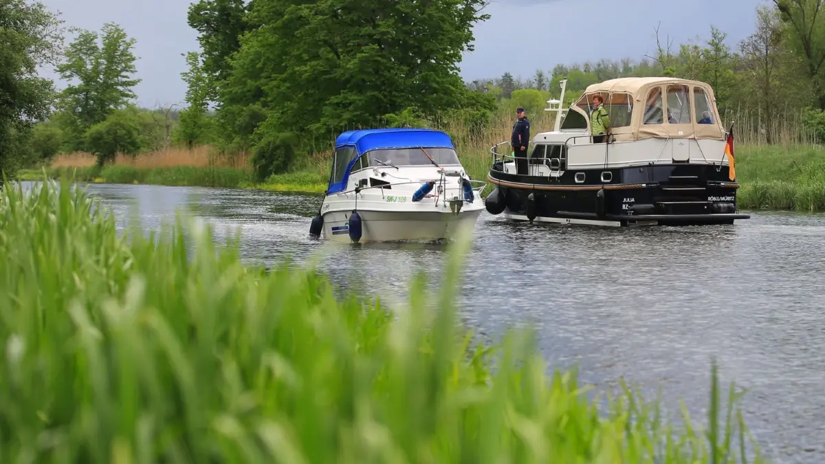 Fürs Erste eine Sackgasse: Der Finowkanal ist wegen einer Brückensperrung in Schorfheide keine durchgängig befahrbare Wasserstraße mehr.
Zwei Sportboote begegnen sich auf dem Finowkanal in Stecherschleuse am 28.05.2021