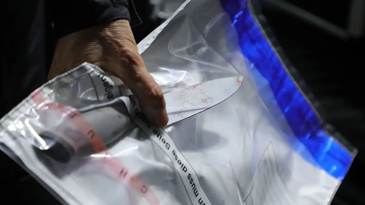 In zwei Fällen wurden im Herbst vorigen Jahres in Velten Menschen bei einer Messerattacke schwer verletzt. Die Ermittlungen zu den Straftaten sind weit gediehen.
ARCHIV - 05.10.2020, Sachsen, Dresden: Ein Kriminaltechniker stellt ein Messer am Tatort sicher. Ein radikaler Islamist aus Syrien muss sich ab Montag (09.00) am Oberlandesgericht Dresden für eine tödliche Messerattacke auf Touristen verantworten. Bei dem Verbrechen war am 4. Oktober 2020 ein 55 Jahre alter Mann aus Krefeld getötet worden, ein 53-Jähriger aus Köln erlitt schwere Verletzungen. (zu dpa «Mordprozess um tödliche Messerattacke von Dresden beginnt») Foto: Roland Halkasch/dpa-Zentralbild/dpa +++ dpa-Bildfunk +++