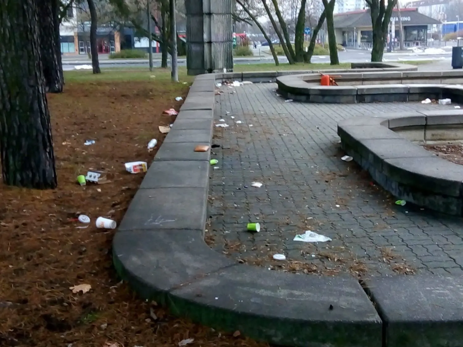 Unschöner Anblick: Die Brunnenanlage verdreckt immer mehr.