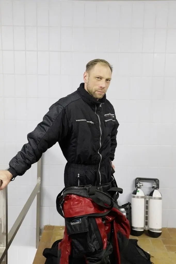 Roman Brandt zeigt das Zwiebelsystem unterm Taucheranzug.