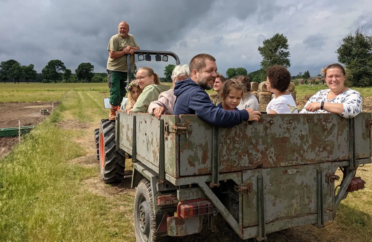 Zur Brandenburger Landpartie wurde auf dem Hof eine Tier-Safari eingerichtet. Karsten Hübner berichtete den Gästen auf einer Rundfahrt Interessantes zu Schweinen, Rindern und Hühnern.