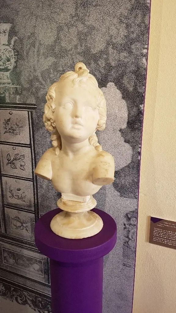 Stand im Blauen Salon: die Marmorskulptur "Cupido" (nach 1811) des dänischen Bildhauers Bertel Thorvaldsen
