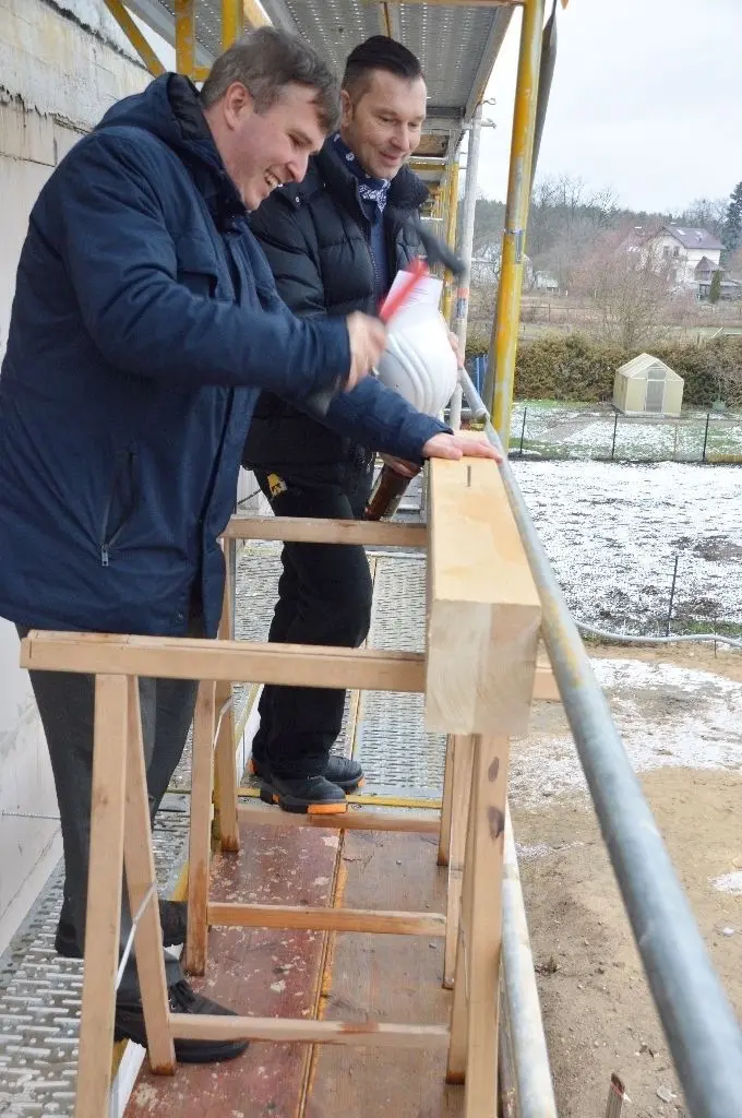 Versenkt: Unter dem wachsamen Blick von Polier Silvio Kott trieb Bürgermeister Alexander Laesicke den Nagel ohne Probleme in den Balken.