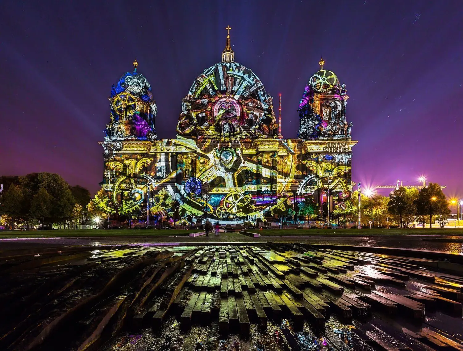 Die Illuminierung des Berliner Doms gehört traditionell zu den Highlights des Festival of Lights in Berlin. Das bietet in diesem Jahr wieder so viel, dass es für Besucher in einer Nacht nicht zu schaffen ist, alles zu sehen.