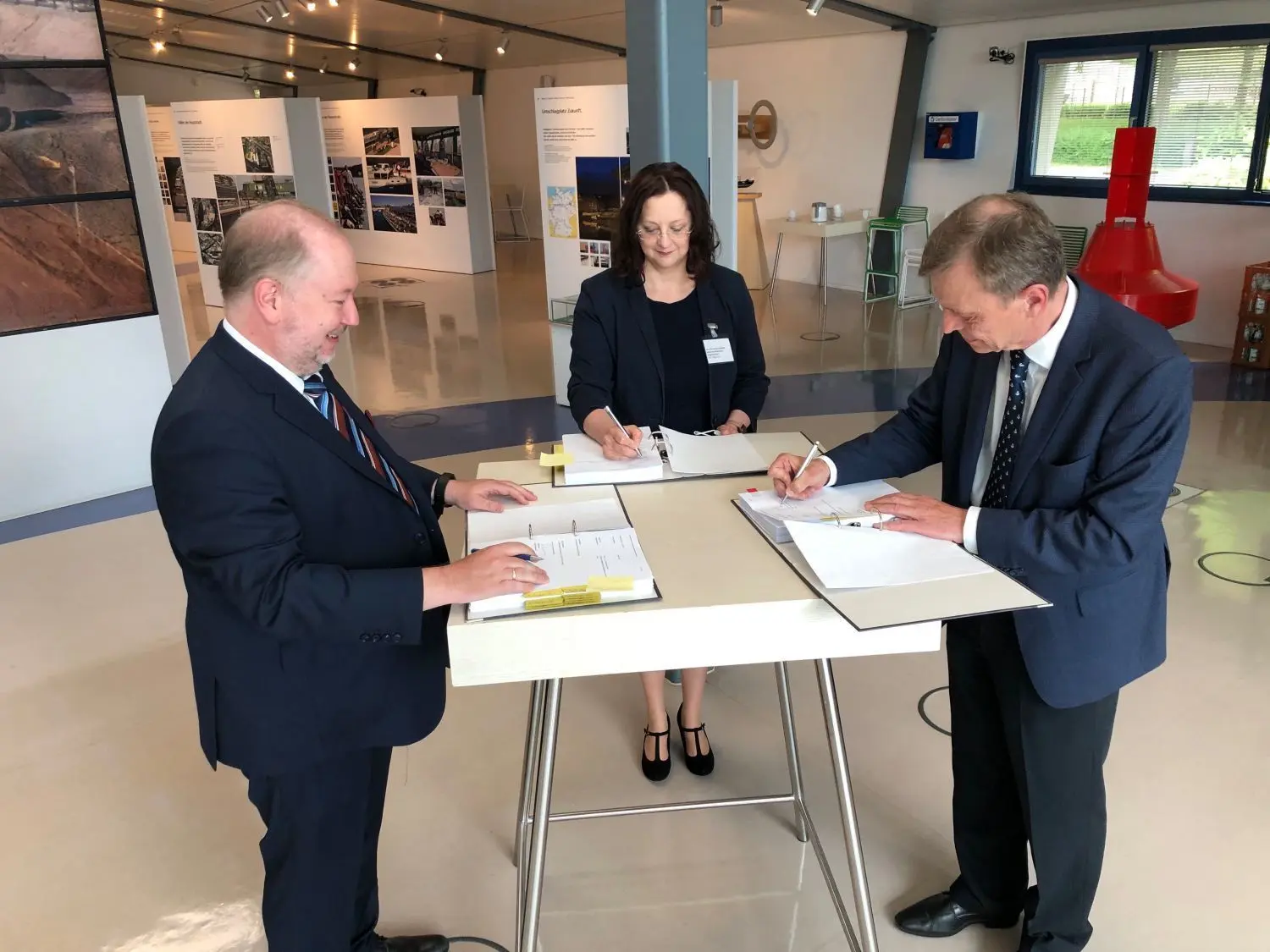 Die Verträge sind gemacht: SHW-Geschäftsführer Jan Mönikes (l.), Niederfinows Bürgermeisterin Peggy Fürst und Hans Heinrich Witte, Präsident der Generaldirektion Wasserstraßen und Schifffahrt, unterzeichnen die Kooperationsvereinbarung im Infozentrum am Schiffshebewerk Niederfinow.