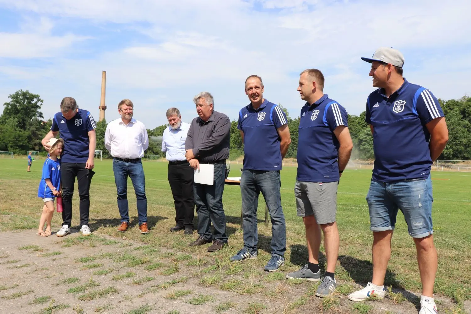 Jahresrückblick Wriezen: 1,2 Millionen Euro fließen in den Ausbau des Wriezener Stadions. Das freute den Vorstand des FSV Blau Weiss Wriezen genauso wie den Bürgermeister der Stadt Karsten Ilm, MOLs Landrat Gernot Schmidt und Planer Wolfgang Skor.