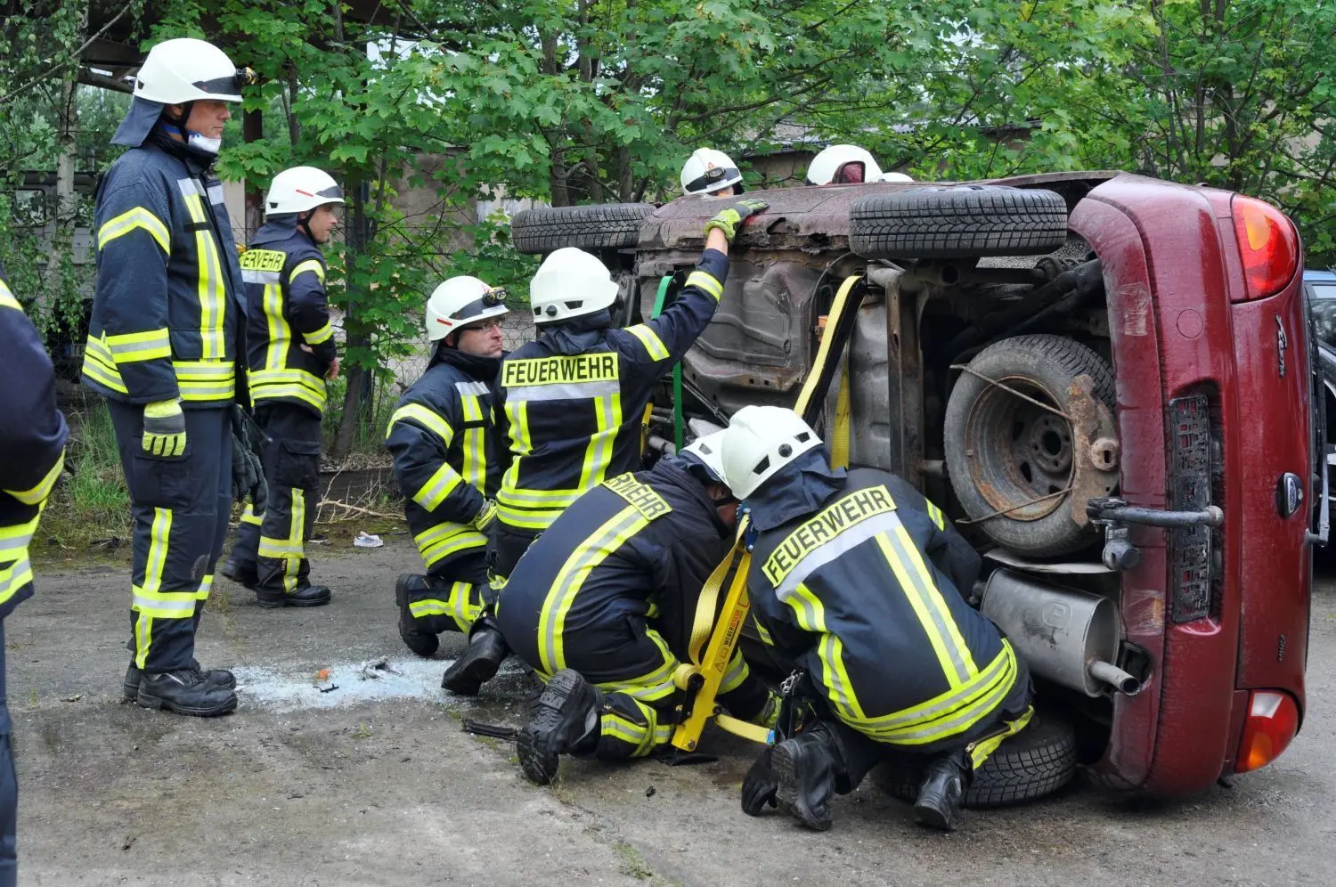Sie liefen nach den Sturmtagen quasi „auf dem Zahnfleisch“: Die Retter und Brandschützer der Fürstenberger Freiwilligen Feuerwehr. Beeindruckende Zahlen lieferte Stadtbrandmeister Dirk Stolpe.  Das Foto zeigt die Kameraden bei einer Ganztagesausbilung im Juli 2017.