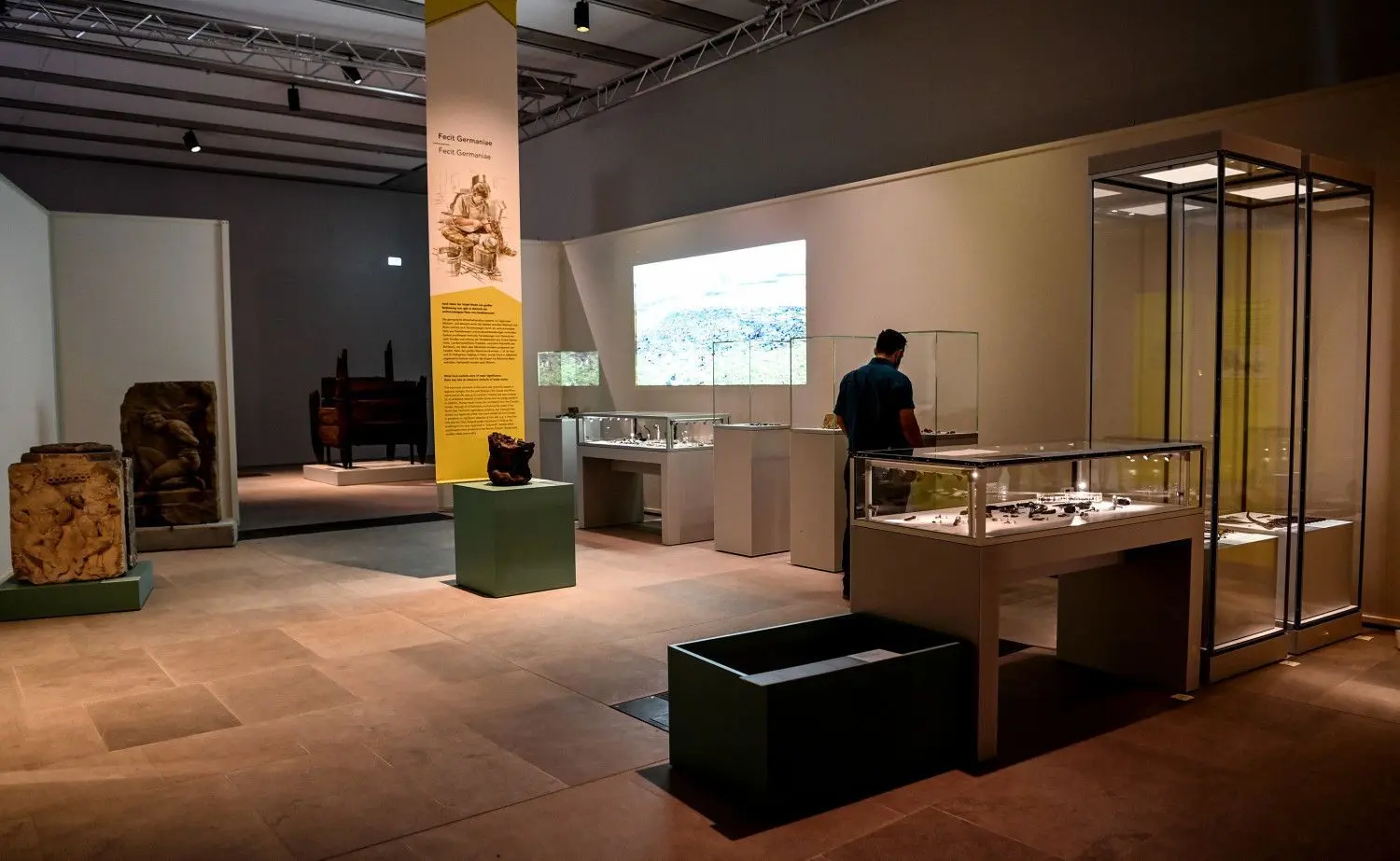 Ein junger Mann betrachtet in der Ausstellung "Germanen. Eine archäologische Bestandsaufnahme" im Neuem Museum und der James-Simon-Galerie, die Exponate. Während im Neuen Museum die wechselhafte Geschichte der Germanenforschung präsentiert wird, sind in der James-Simon-Galerie über 700 Exponate, darunter zahlreiche Neufunde und hochrangige Leihgaben aus Deutschland, Dänemark, Polen und Rumänien, zu sehen.