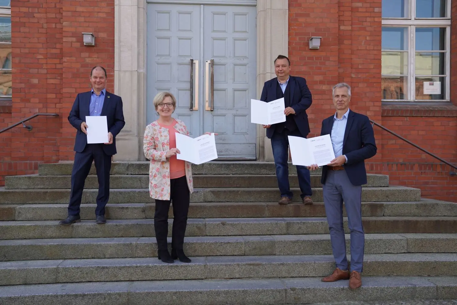 Jörg Jenoch, Bürgermeister von Eichwalde, Prof. Dr. Ulrike Tippe, Präsidentin der TH Wildau, Sven Herzberg, Bürgermeister von Zeuthen, und Markus Mücke, Bürgermeister von Schulzendorf (v. l.) im Anschluss an die Unterzeichnung der Kooperationsvereinbarung zwischen der Hochschule und den Gemeinden zur Radverkehrsförderung und -forschung in der Modellregion ZES.