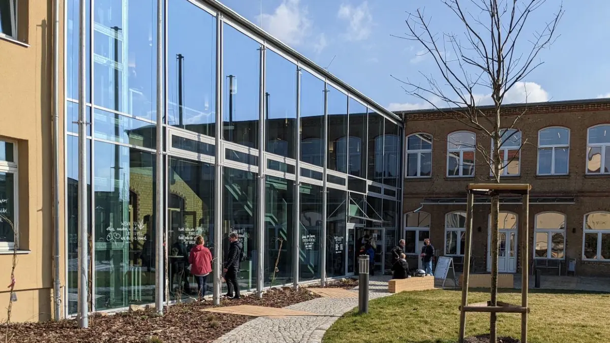 Saniert: Der Kulturhof in Bernau wurde wiedereröffnet. Zentraler neuer Bestandteil ist das verglaste Verbindungsstück.
Eröffnung Kulturhof in Bernau, 19.3.22