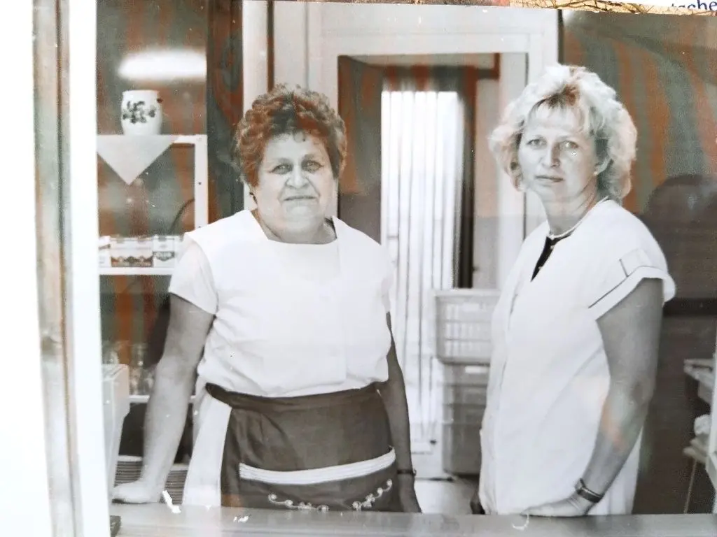 Das erste Team: Mutter Irmgard Gast und Tochter Hannelore Klatt nach der Eröffnung im Verkaufsbungalow