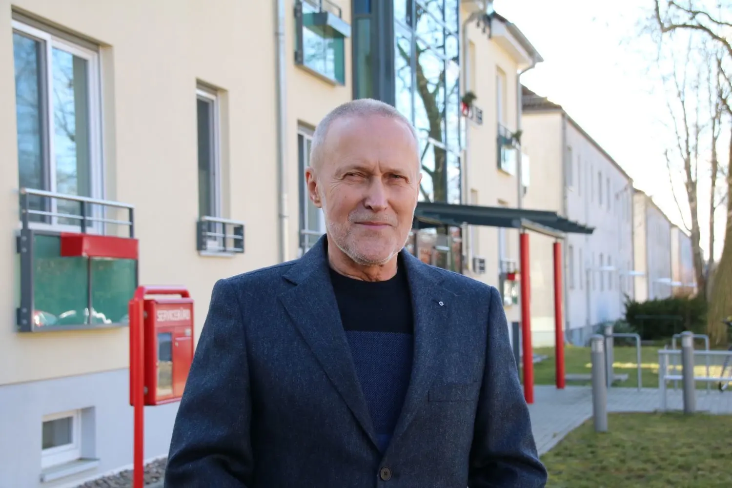 BBWBG-Vorstand Jörg-Peter Schulz vor dem bereits 2017 von der Genossenschaft realisierten Neubau in der Dr.-Kurt-Schumacher-Straße. In dem Haus befindet sich auch ein Servicebüro für die Mieter.