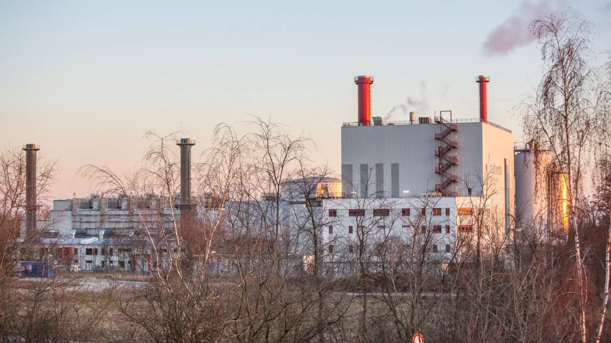 Das Kraftwerk der Stadtwerke Frankfurt (Oder), das die Stadt mit Fernwärme versorgt.
Die Stadtwerke in FRankfurt (Oder) in der Abendsonne.