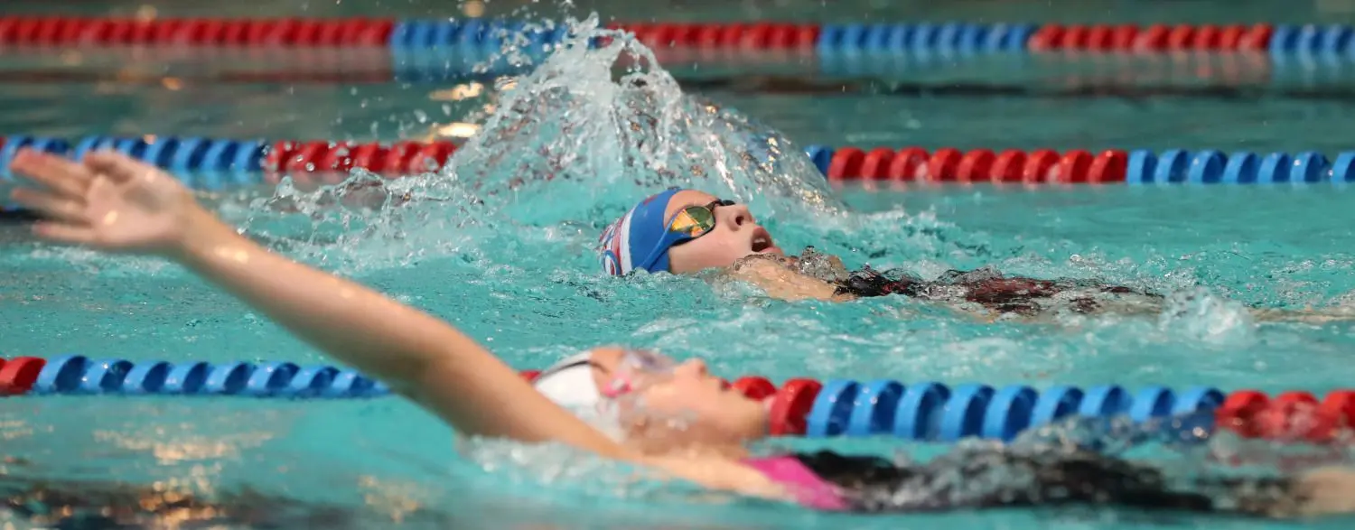 Das Schwedter Sportbad Aquarium ist Trainings- und Wettkampfstätte. Marie Lienert (hinten) schwimmt für die SSV PCK.