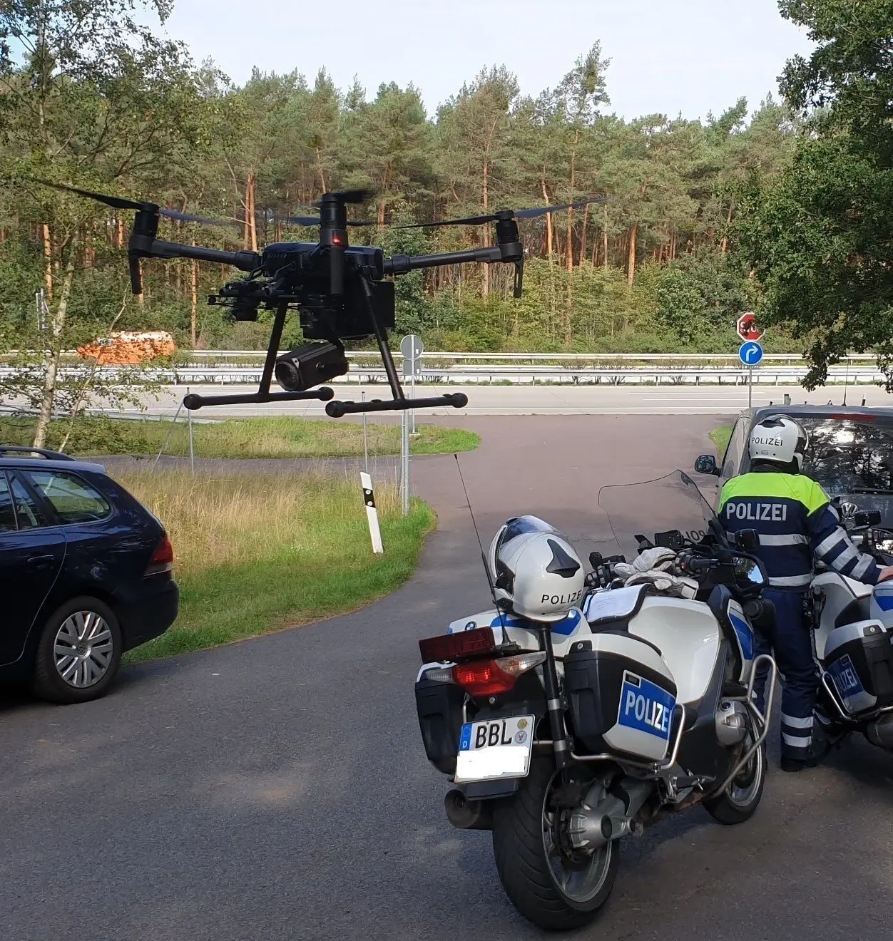 Die Drohne hebt ab, die Motorräder stehen bereit.
