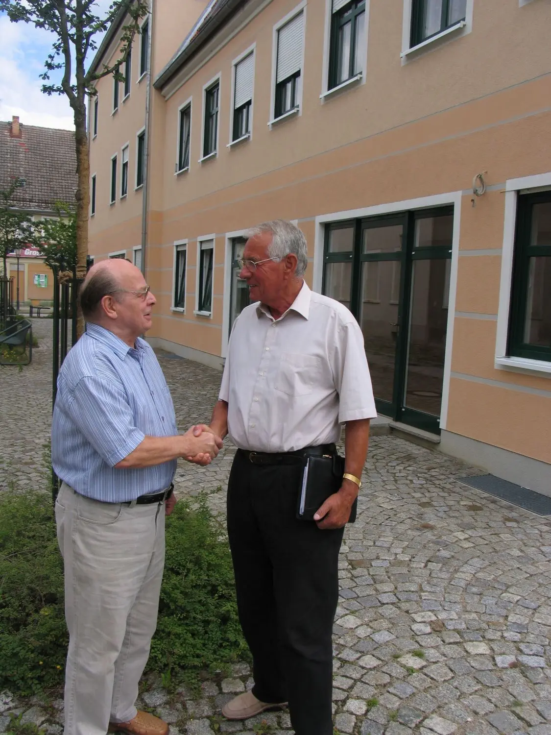 MAnfred Schneider feiert 80. Geburtstag (hier mit Ex-LSB-Präsident Dieter Fiebig/r.)