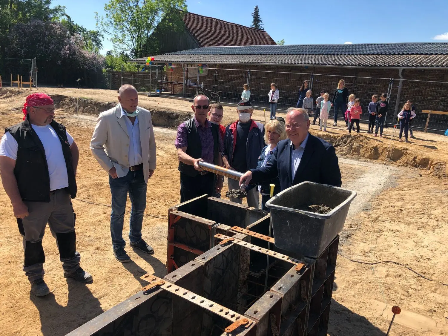 Im Mai 2020 wurde der Grundstein für den Kitaanbau in Grüneberg gelegt. Am 26. August wird der Bau nun eröffnet.