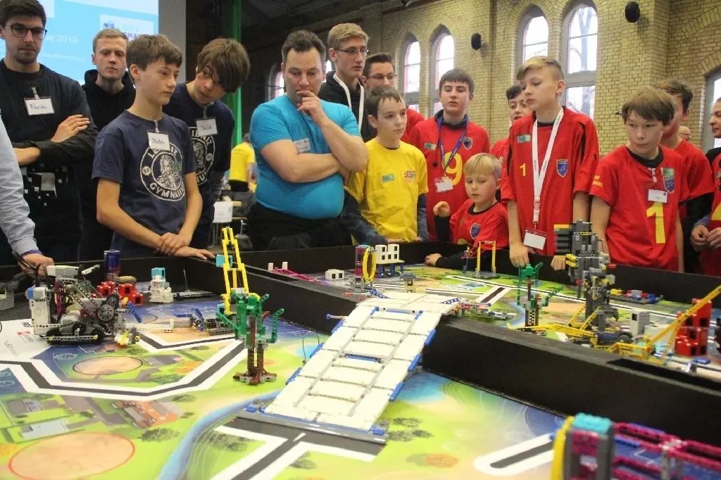Bevor es aufs offizielle Spielfeld ging, wurde noch einmal getestet: immerhin wollte jedes Team die Aufgaben mit seinem Roboter möglichst gut bewältigen.