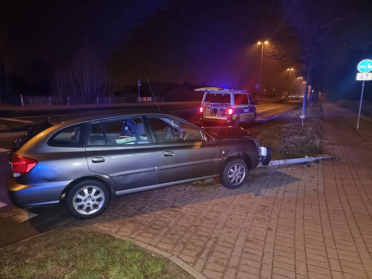 Ampel und Schild auf dem Zentrumsring in Brandenburg niedergestreckt.