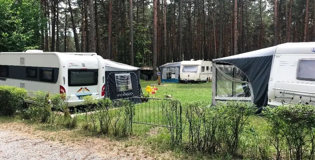 Die Stellplätze für Wohnmobile sind großzügig gestaltet und gepflegt.