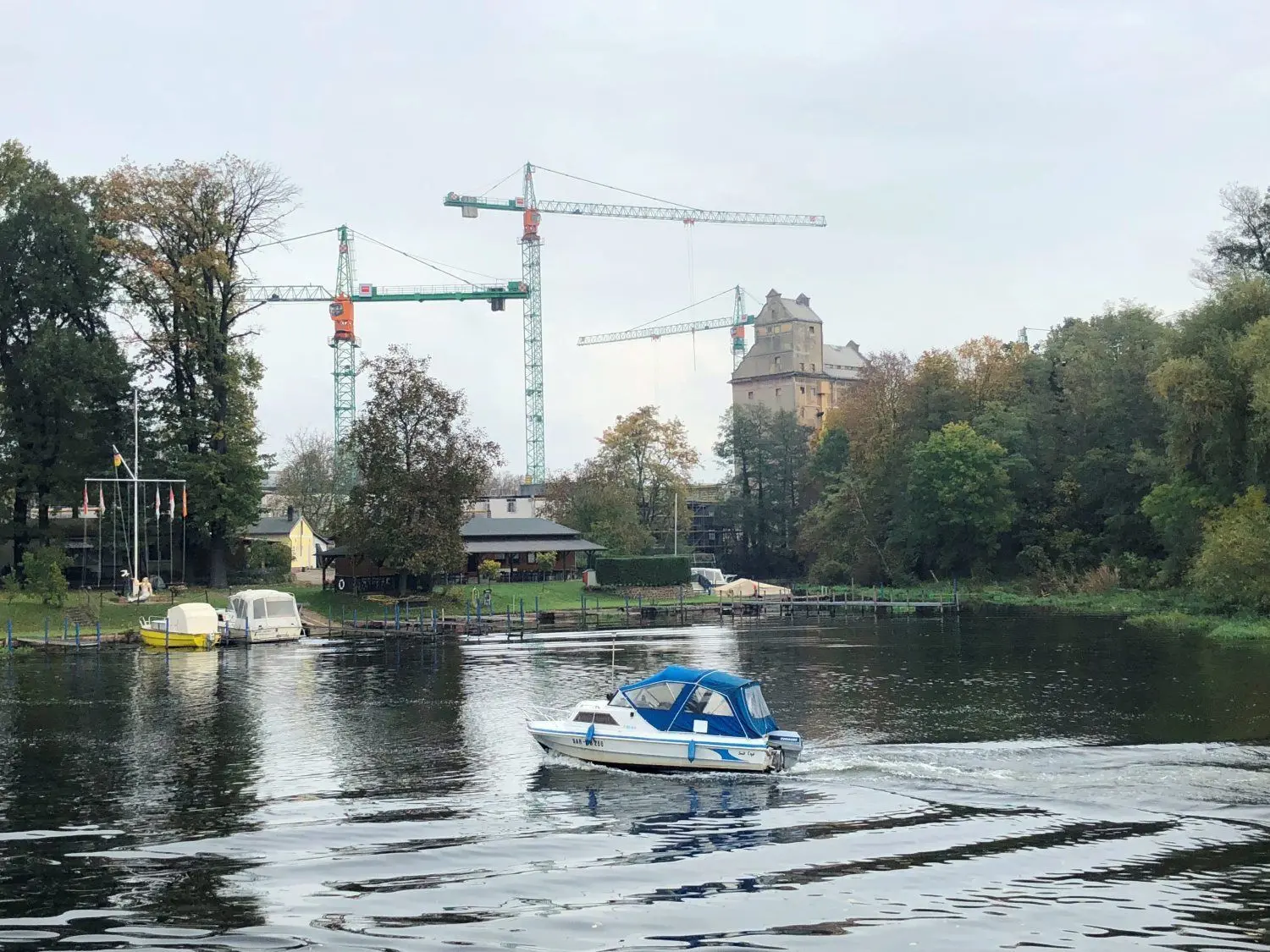 Blick vom Bollwerk an der Havel: Der mehr als 100 Jahre alte Kornspeicher steht seit 1995 unter Denkmalschutz.