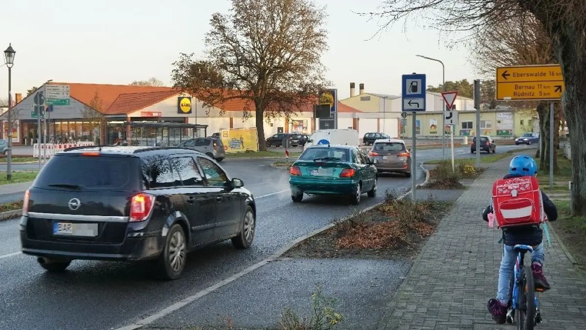 Betrieb in Biesenthal: Autoverkehr, radfahrende Schulkinder und Märkte sind ein untrügliches Zeichen für das Wachstum der Stadt. Ein Gutachten bescheinigte Biesenthal allerdings kürzlich, dass die Verkehrsinfrastruktur auch ohne neue Ampelanlagen auskommt.
Kreuzung Bahnhofstraße/Eberswalder Chaussee in Biesenthal. am 10.12.2019