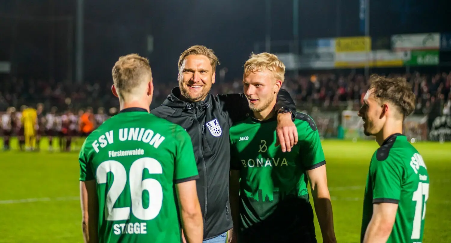 Trotz der aktuell fehlenden sportlichen Ergebnisse stellt sich der Trainer Kenny Verhoene (2.v.l.) schützend vor seine Mannschaft.