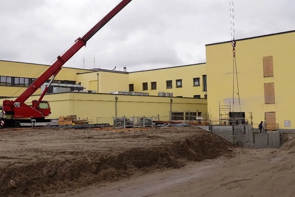 Baustelle für den Hubschrauberlandeplatz: Zurzeit entsteht dort der Anbau für Treppenhaus und Aufzug.