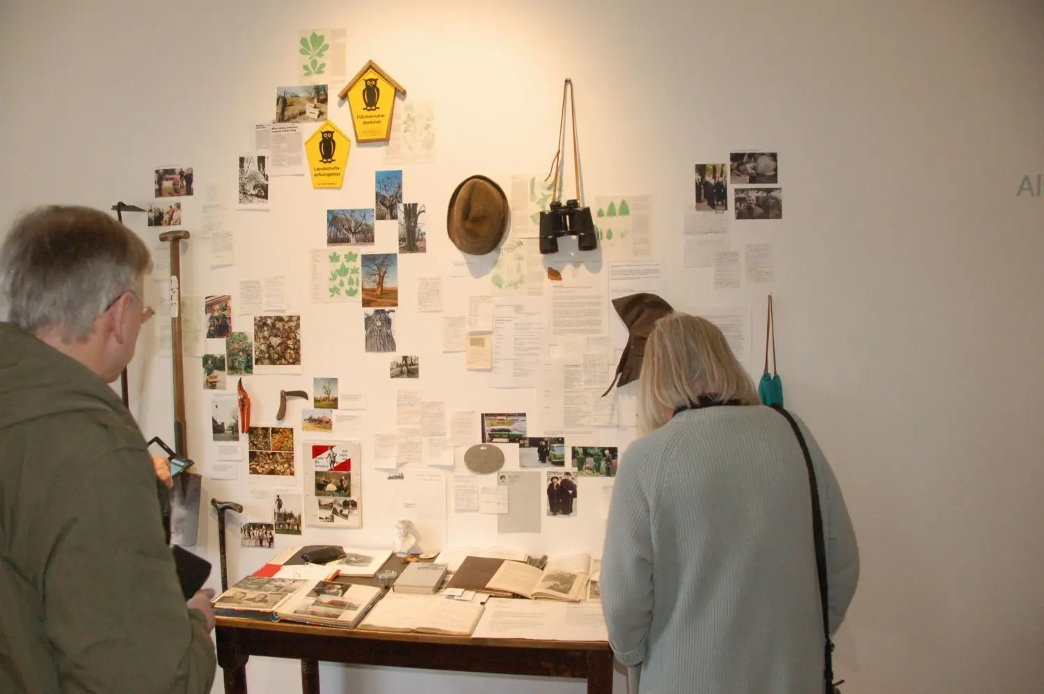 Anschaulich: Besucher schauen sich im, Oderbruchmuseum Altranft den Arbeitsplatz des Naturschützers Alfred Böhm (1920-1998)  aus Letschin an. Die Präsentation ist auch für Kinder geeignet.
