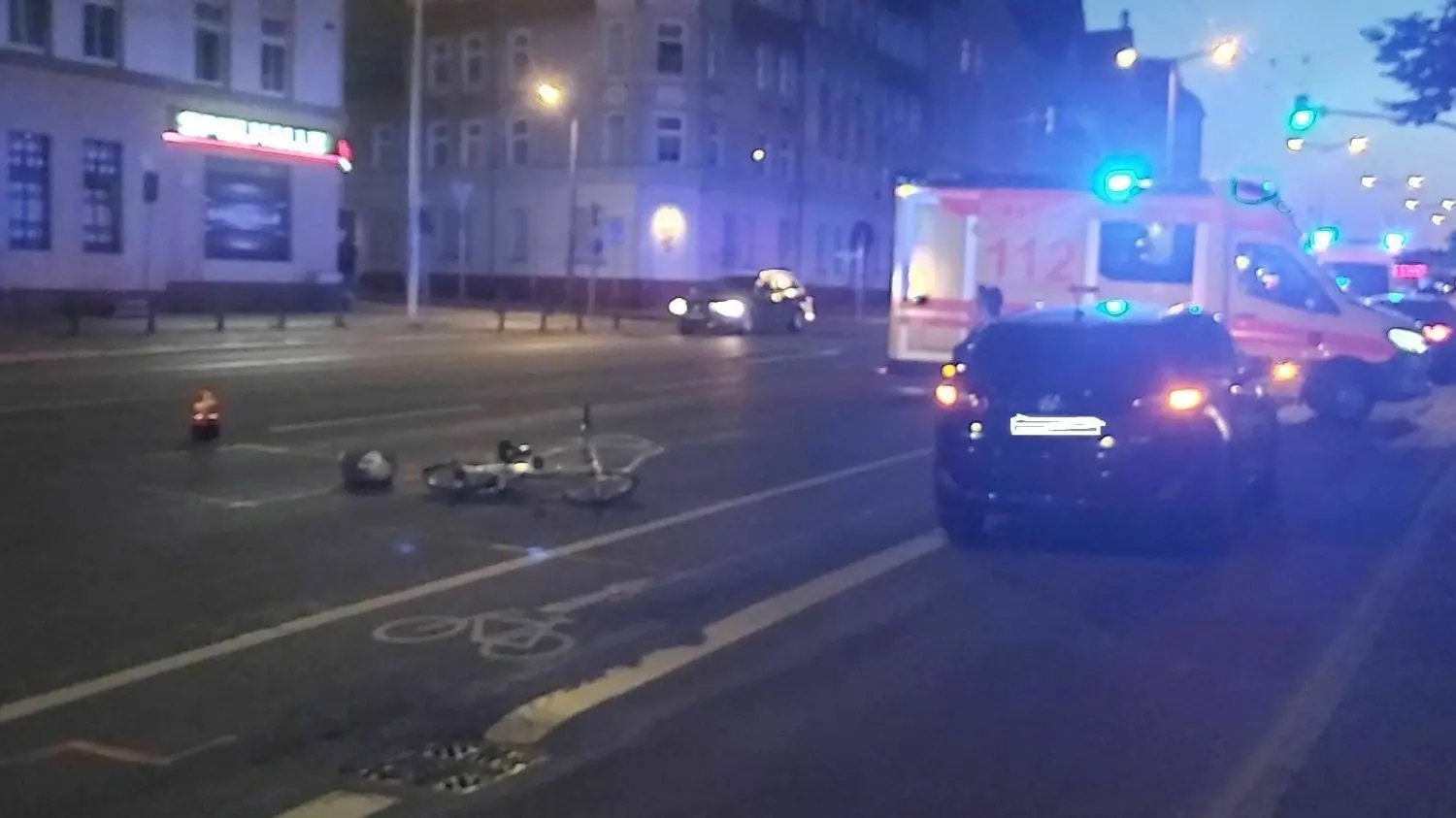 Das Fahrrad der 59-Jährigen blieb mitten auf der Fahrbahn liegen.