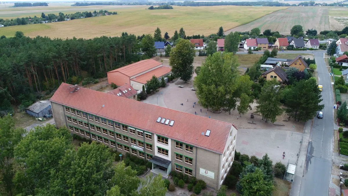 Die Max-Kienitz-Schule in Britz von oben: An der Stelle unten links im Bild soll der neue Hort errichtet werden.
MAx Kienitz grundschule in Britz am 31.08.2018