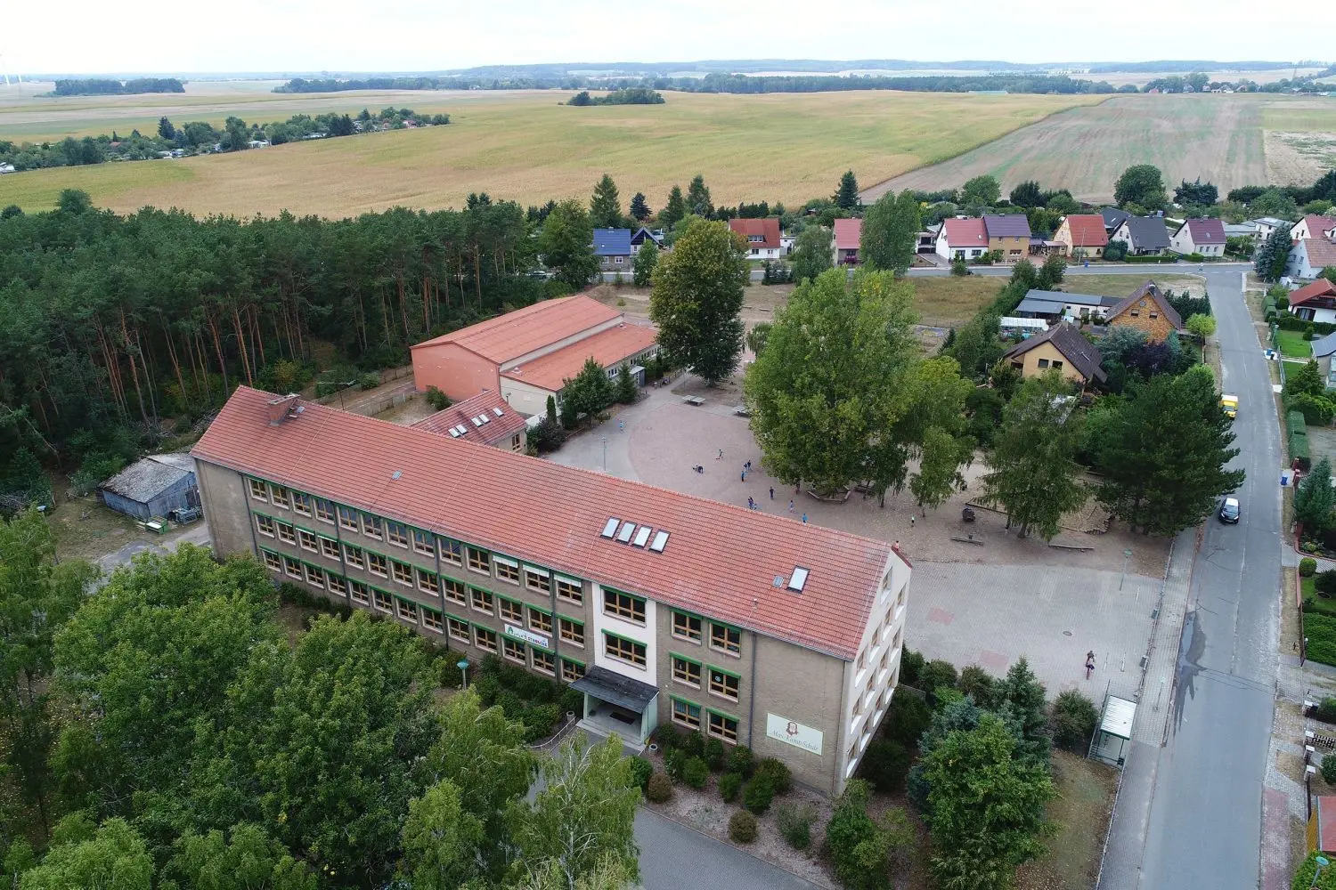Die Max-Kienitz-Schule in Britz von oben: An der Stelle unten links im Bild soll der neue Hort errichtet werden.