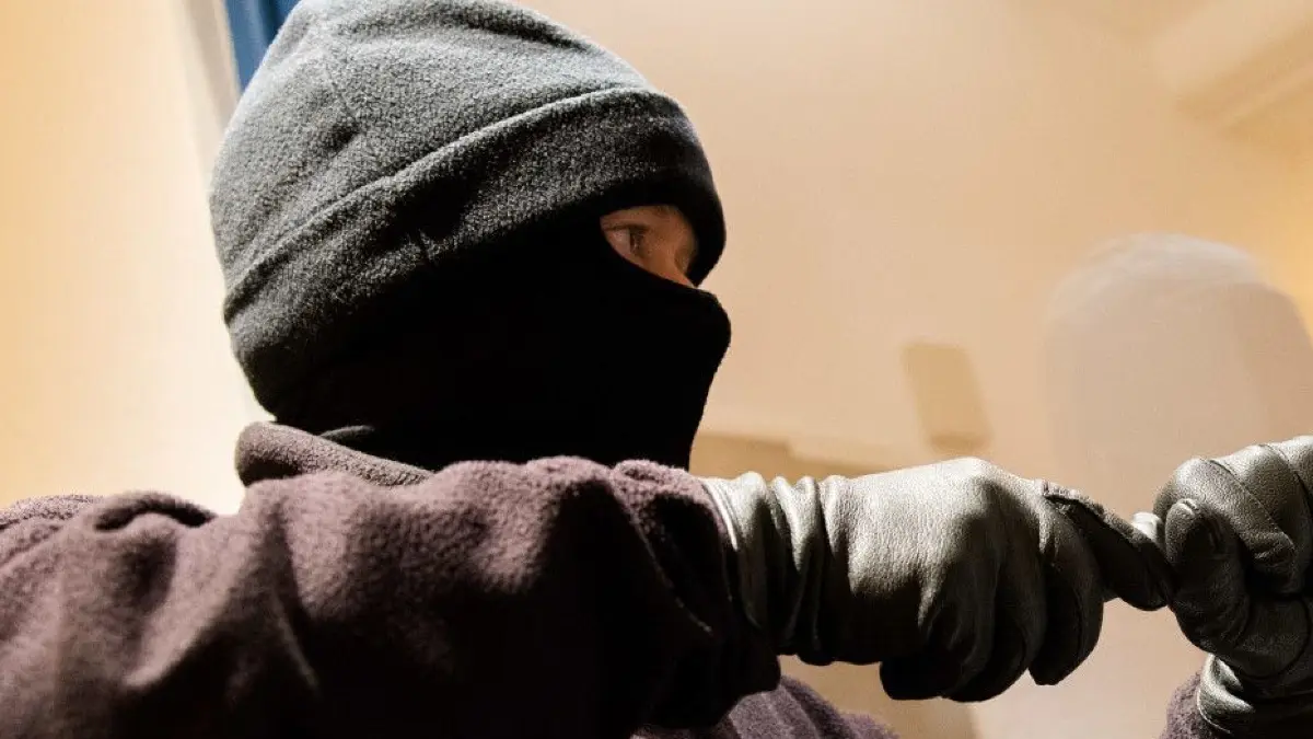 Zwei maskierte Räuber haben in Schwedt zwei Menschen in einer Wohnung überfallen und ausgeraubt. (Symbolfoto)
ARCHIV - 28.06.2016, Hamburg: Ein als Einbrecher verkleideter Mann hebelt in der Kriminalpolizeilichen Beratungsstelle der Polizei ein Fenster auf. (Zu dpa: «Starker Rückgang der Wohnungseinbrüche in NRW um 31 Prozent» Foto: picture alliance / dpa +++ dpa-Bildfunk +++