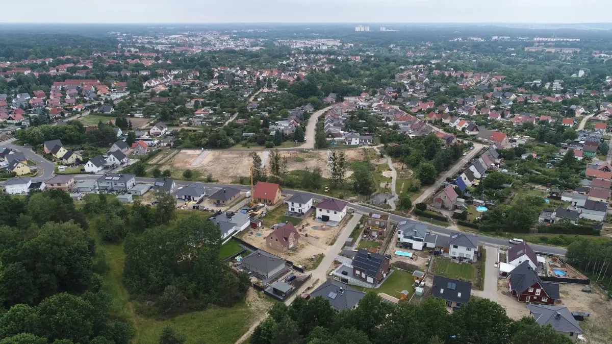 Blick auf Ostend: Kein anderes Wohngebiet in Eberswalde wächst derart schnell. Sowohl die Barnimer Kreisstadt selbst als auch mehrere private Anbieter haben hier in Größenordnungen Grundstücke für Einfamilienhäuser vermarktet.
Neue Eigenheime in Eberswalde, Ostender Höhen am 15.06.2021