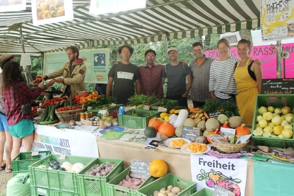 Vereint für Vielfalt: An ihrem Gemeinschaftsstand lockten Hofgemeinschaft Apfeltraum, Hofkollektiv Bienenwerder und Waldpferdehof Dahmsdorf als regionale landwirtschaftliche Erzeuger mit vielen Sorten Möhren, Tomaten und anderem Gemüse.