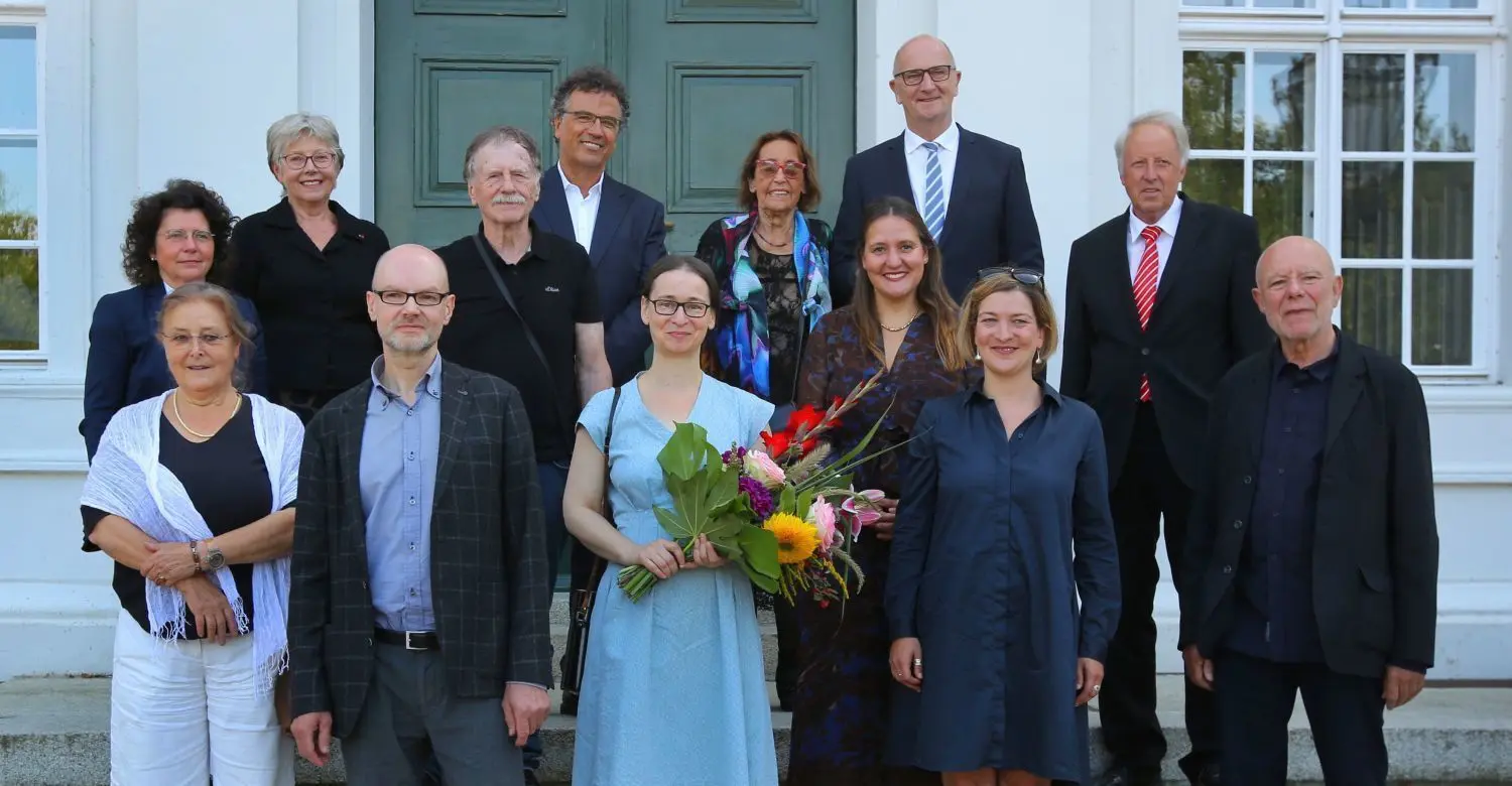 Preisträger des 18. Brandenburgischen Kunstpreises in Neuhardenberg am  15.08.2021  mit Jurymitgliedern und MP Dietmar Woidke und Kulturministerin Manja Schüle.